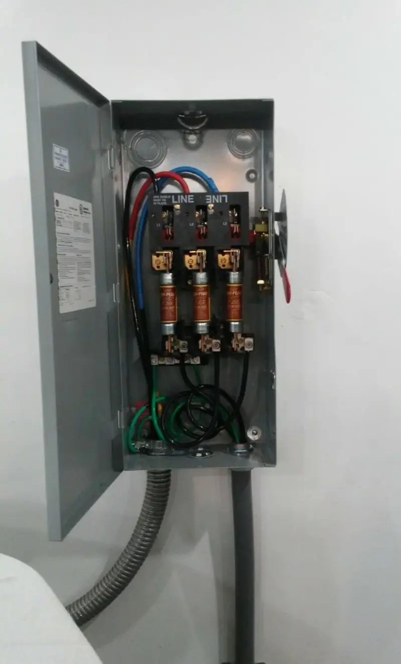 Three-phase disconnect switch installed for Smoke Detector Installation in Dana